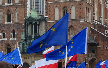 Flagi Unii Europejskiej i Polski powiewają na wietrze w Krakowie przeb kościołem mariackim, podczas demonstracji poparcia dla polski w UE © Wioletta