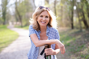 Positiv strahlende Frau aktiv in der Natur 