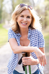 Positiv strahlende Frau aktiv in der Natur 
