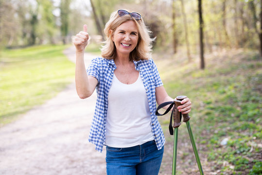 Best Ager, Frau beim Sport im Park 