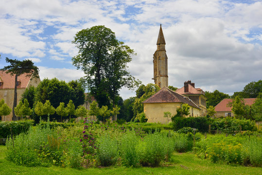 Dans les jardins de l'abbaye de Royaumont &agrave; Asni&egrave;res-sur-Oise (95270), d&eacute;partement du Val-d'Oise en r&eacute;gion &Icirc;le-de-France, France	