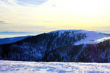 lever de soleil sur les montagnes enneigées des Vosges depuis le sommet du hohneck
