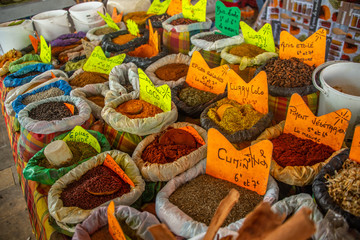 étal du marché aux épices en Guadeloupe