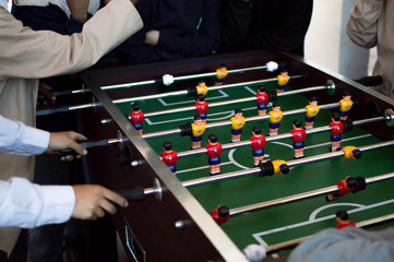 Niños jugando futbolito en recreo.