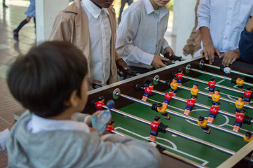 Niños jugando futbolito en recreo.