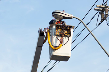 Trabajador cambiando alumbrado publico, renovación de iluminación publica, trabajo municipal.