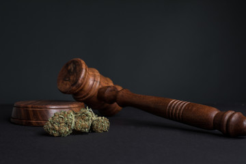 Cannabis, Richterhammer und Joint grauer Hintergrund 