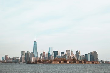 Fototapeta na wymiar Manhattan visto desde New Jersey, isla de Manhattan un día de invierno nublado