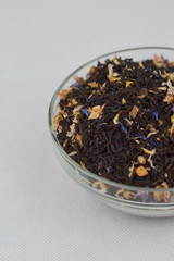 Té aromático en hoja listo para colocar en tetera.