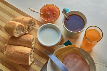 te con pan chileno y queso con jamón y mermelada