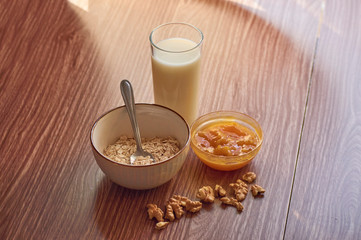 Ingredientes para un rico desayuno de avena con mermelada de durazno y nueces