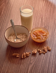 Ingredientes para un rico desayuno de avena con mermelada de durazno y nueces