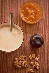 Avena con mermelada y ciruela, lista para ser servida.