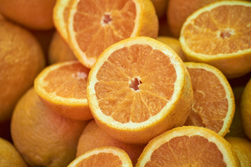 Naranjas partidas en mercado, naranjas apiladas listas para ser vendidas
