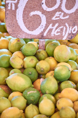 Limones en mercado local latinoamericano