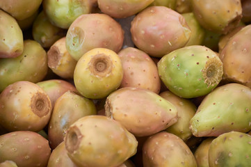 Fruta apilada en mercado, tunas listas para vender