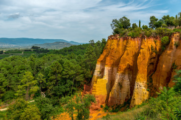 Obraz premium Roussillon, czerwony klif będący jednym z największych złóż ochry na świecie (skały wykorzystywanej jako naturalny barwnik), Francja