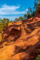 Roussillon, największe złóża ochry na świecie (skały wykorzystywanej jako naturalny barwnik), Francja - obrazy, fototapety, plakaty