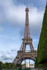 Fototapeta na wymiar Al pie de la Torre Eiffel.
