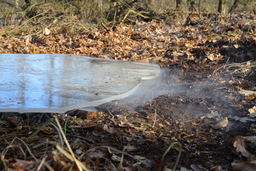 „dymiąca” tafla lodu ułożona na ognisku 1