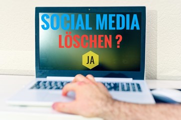 Laptop mit der AufschriftSocial-Media und Account löschen in englisch delete Account