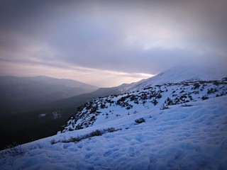 Wschód słońca zimą w górach - Babia Góra, Beskid Żywiecki. Śnieżne góry © Michal