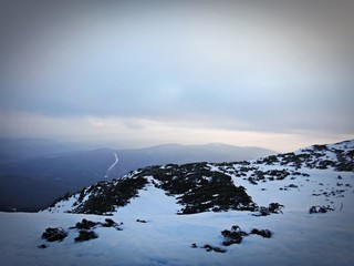 Wschód słońca zimą w górach - Babia Góra, Beskid Żywiecki. Śnieżne góry