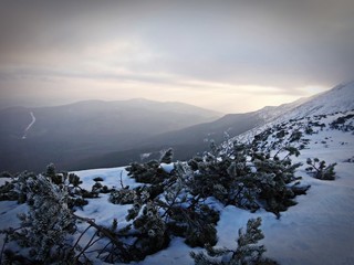 Wschód słońca zimą w górach - Babia Góra, Beskid Żywiecki. Śnieżne góry