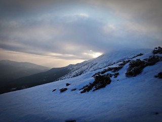 Wschód słońca zimą w górach - Babia Góra, Beskid Żywiecki. Śnieżne góry © Michal