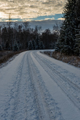 Obraz premium snowy winter road covered in ice and snow