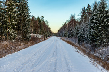 Obraz premium snowy winter road covered in ice and snow
