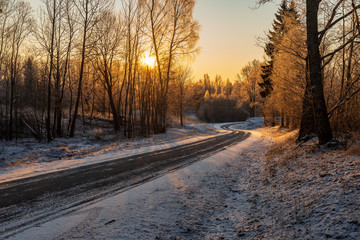 Obraz premium snowy winter road covered in ice and snow