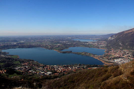 i laghi di Annone, di Pusiano e di Alserio, dal Monte Barro