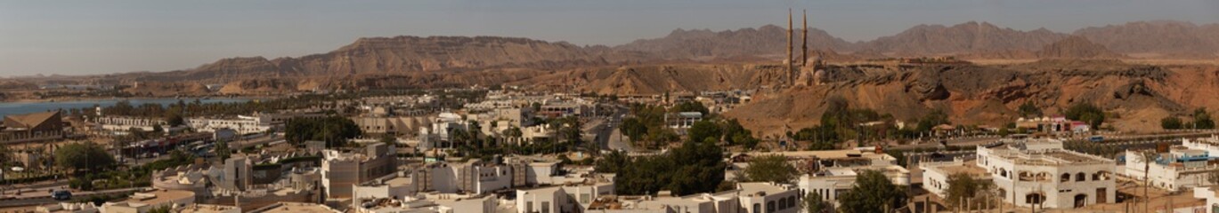 Obraz premium Egypt. Sharm El Sheikh, downtown. Mountains of the Sinai Peninsula. District of the Old Market, and Sahaba Mosque.