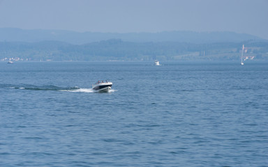 Fototapeta premium Mit dem Motorboot auf dem Bodensee