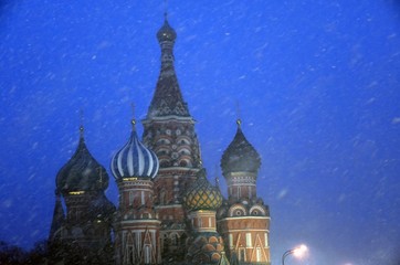 Obraz premium Saint Basils cathedral on the Red Square in Moscow at snowstorm. Color night photo.