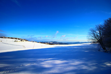 vue sur les montagnes enneigées des Vosges depuis le sommet du hohneck