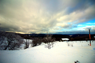 vue sur les montagnes enneigées des Vosges depuis le sommet du hohneck