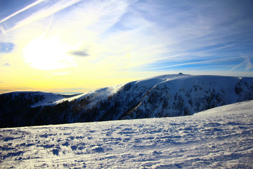 Obraz premium levé de soleil sur les montagnes vosgiennes depuis le hohneck