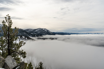 Fototapeta na wymiar Wolken am Lake Tahoe im Winter von oben, Kalifornien, USA