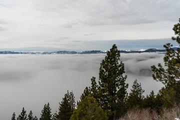 Wolken am Lake Tahoe im Winter, Kalifornien, USA
