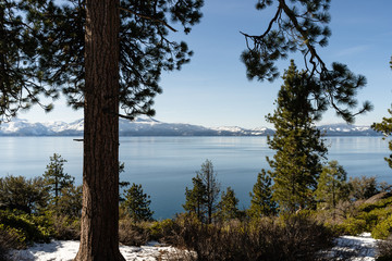 Aussicht auf den See Lake Tahoe mit Bergen, Nevada, USA