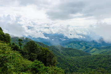 Obraz premium View of the mountain range and sea of mist in the morning