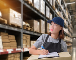 Female staff Delivering products Sign the signature on the product receipt form with parcel boxes