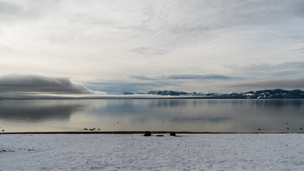 Wolken am Lake Tahoe im Winter mit Schnee, Kalifornien, USA