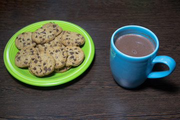 galletita con chips de chocolate y chocolatada