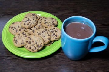 galletita con chips de chocolate y chocolatada