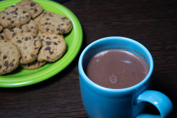 galletita con chips de chocolate y chocolatada
