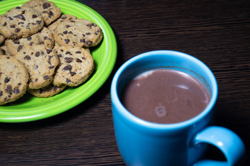 galletita con chips de chocolate y chocolatada