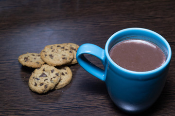 galletita con chips de chocolate y chocolatada